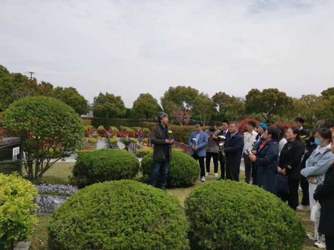 我院师生为吴耀宗等基督教前辈扫墓 我院师生为吴耀宗等基督教前辈扫墓